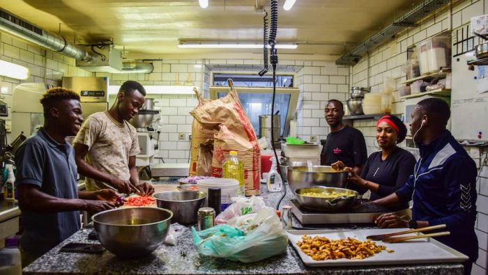Travaux douches pour jeunes migrants