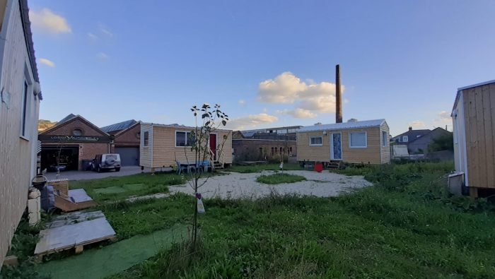 Une mini-maison à Rouen pour Adjova, Hassana, Vanecia