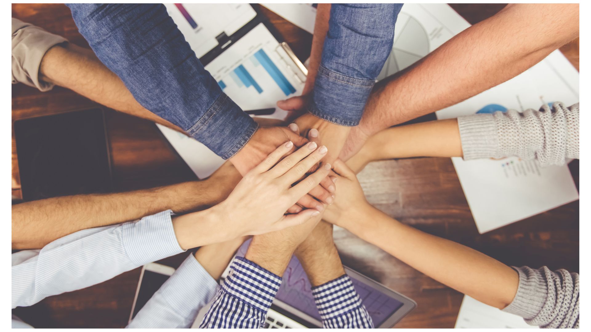 Mains qui se rejoignent au centre de l'équipe