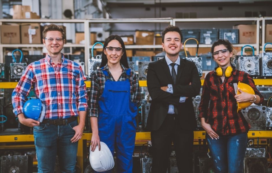 les employés d'une entreprise ensemble et fiers