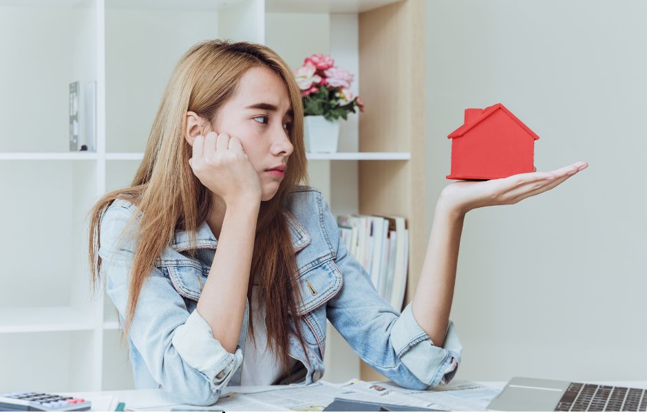 Image femme illustre difficultés économiques rencontrées pour se loger